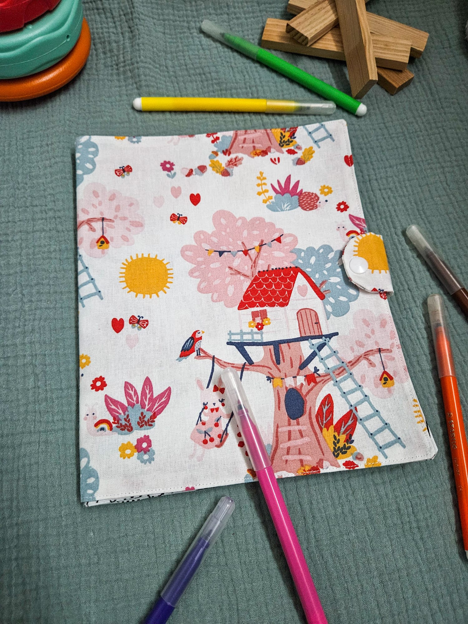 Cahier de coloriage personnalisé : page de couverture en attente de personnalisation, tissu à motifs "cabane dans les arbres" – modèle Tata Créa