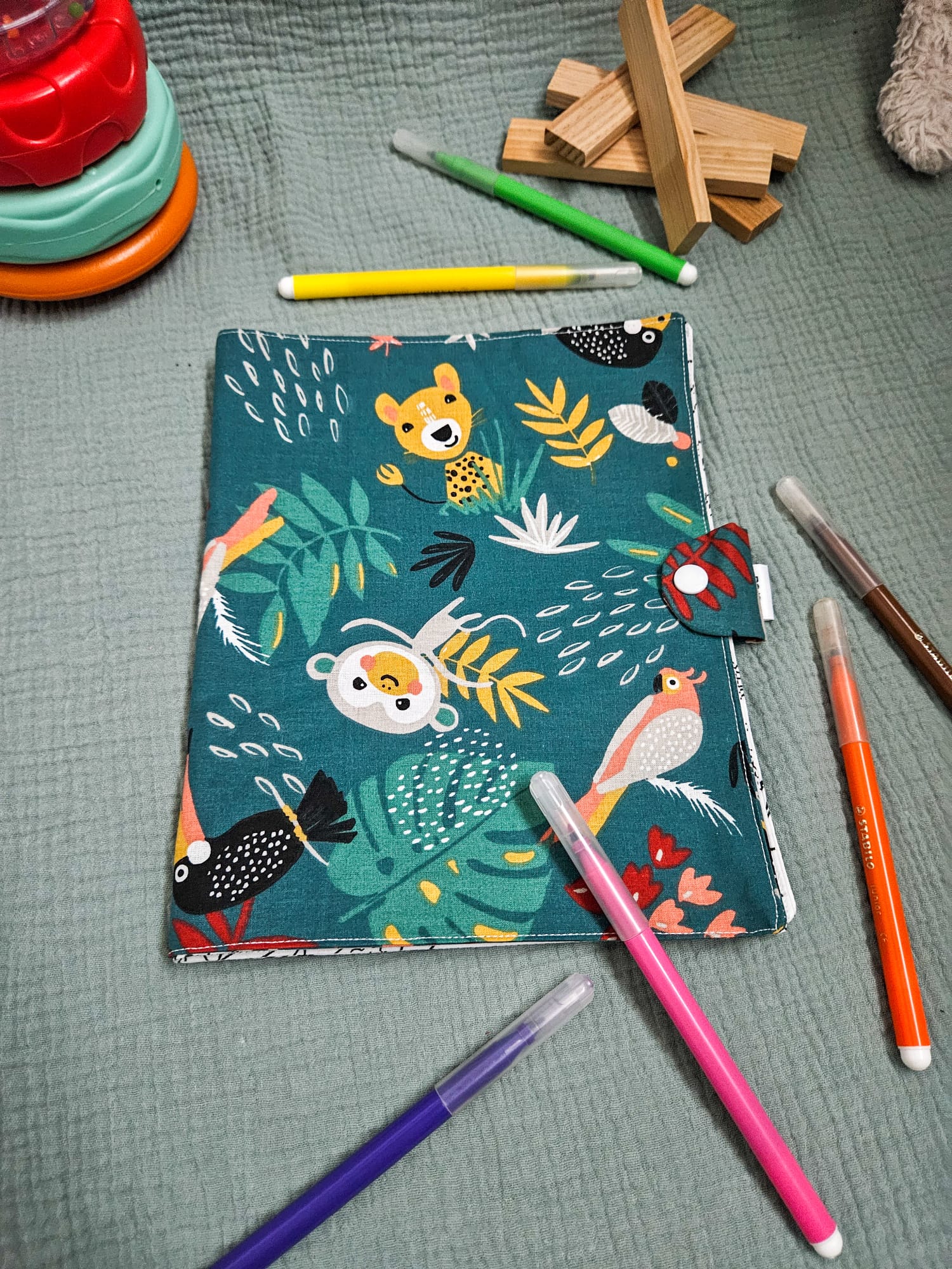 Cahier de coloriage personnalisé : page de couverture en attente de personnalisation, tissu à motifs "singe papaya" – modèle Tata Créa