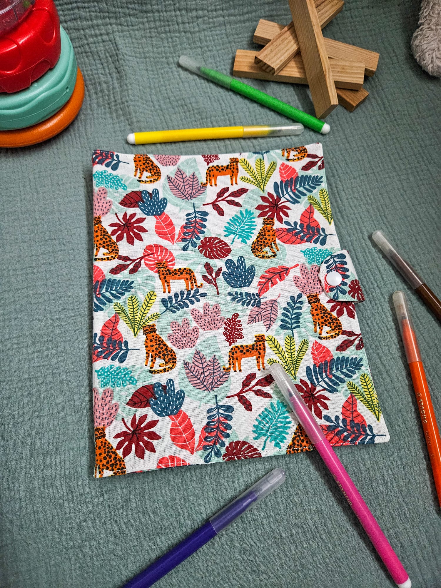Cahier de coloriage personnalisé : page de couverture en attente de personnalisation, tissu à motifs "léopard fleuri" – modèle Tata Créa