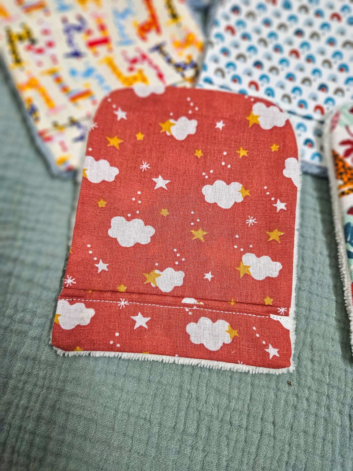 Gant de toilette avec tissu motifs "nuages blancs" et éponge écru – modèle Tata Créa