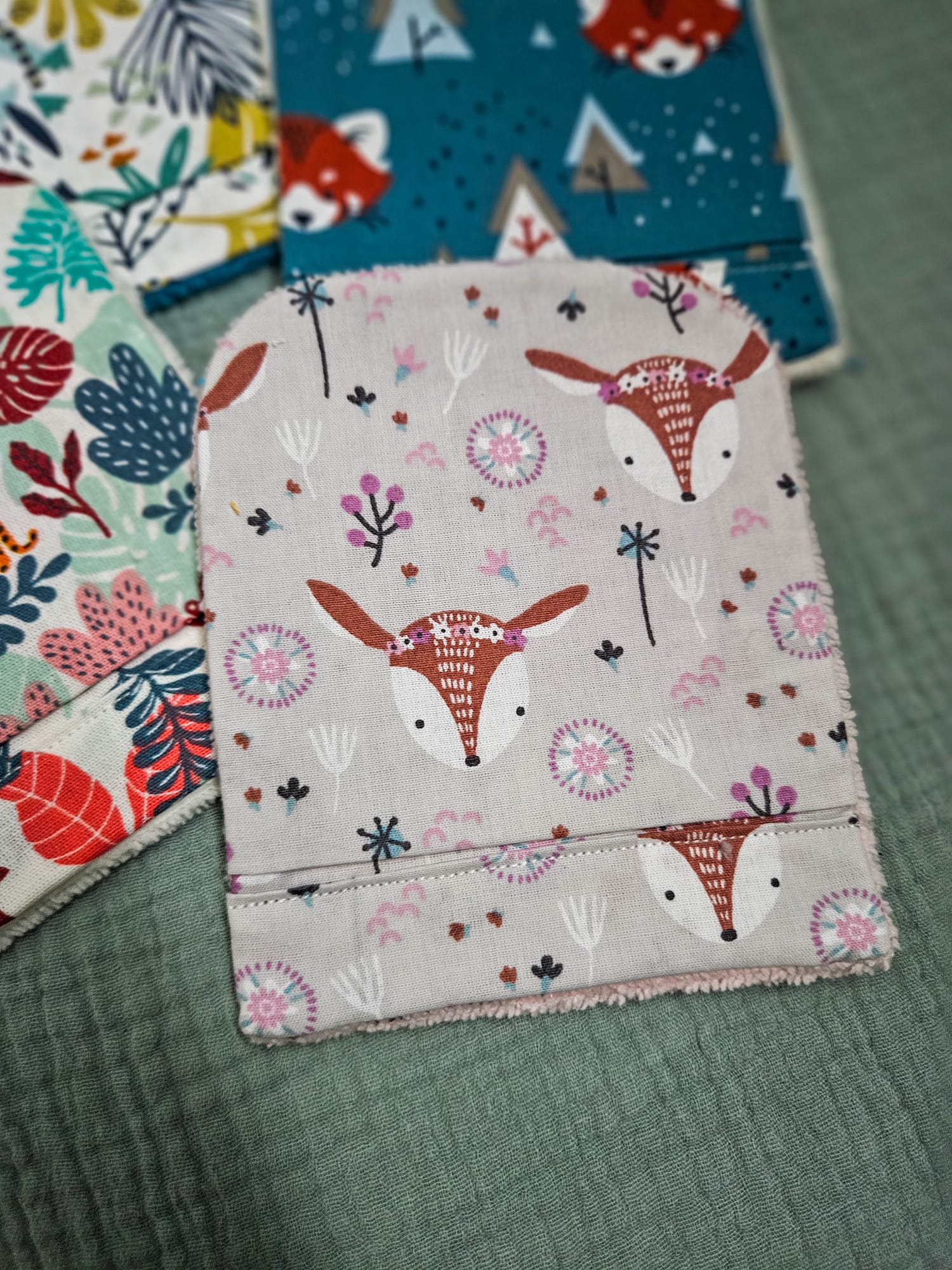 Gant de toilette avec tissu motifs "écru biche" et éponge rose poudré – modèle Tata Créa