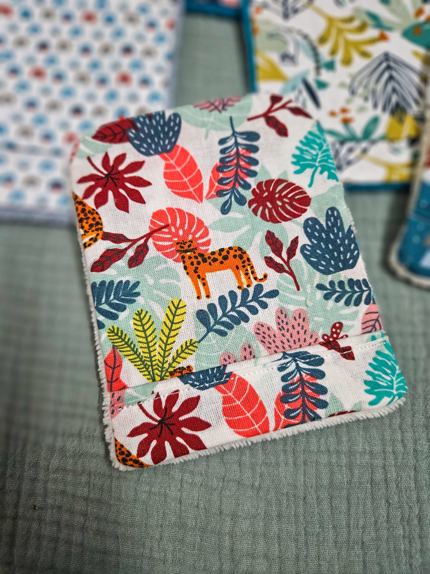 Gant de toilette avec tissu motifs "léopard fleuri" et éponge écru – modèle Tata Créa
