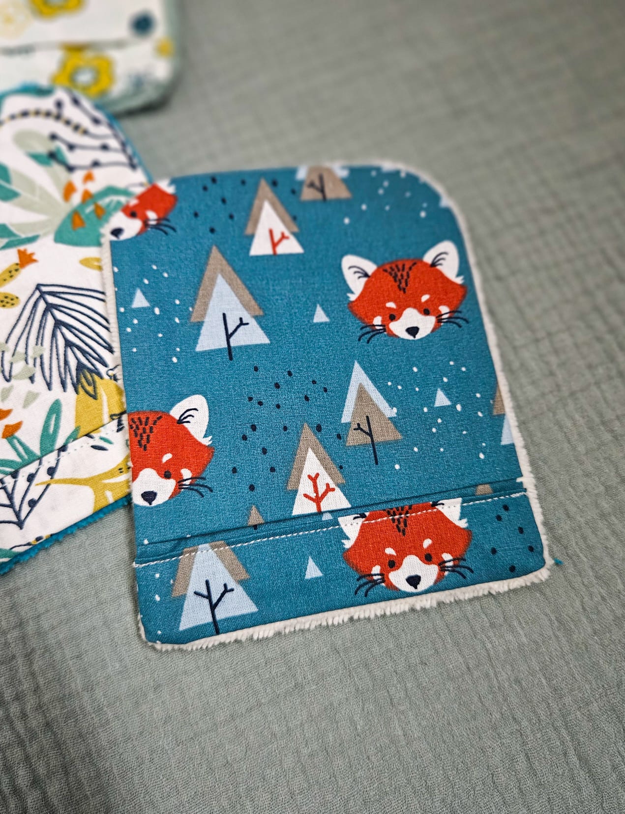 Gant de toilette avec tissu motifs "renard roux" et éponge écru – modèle Tata Créa