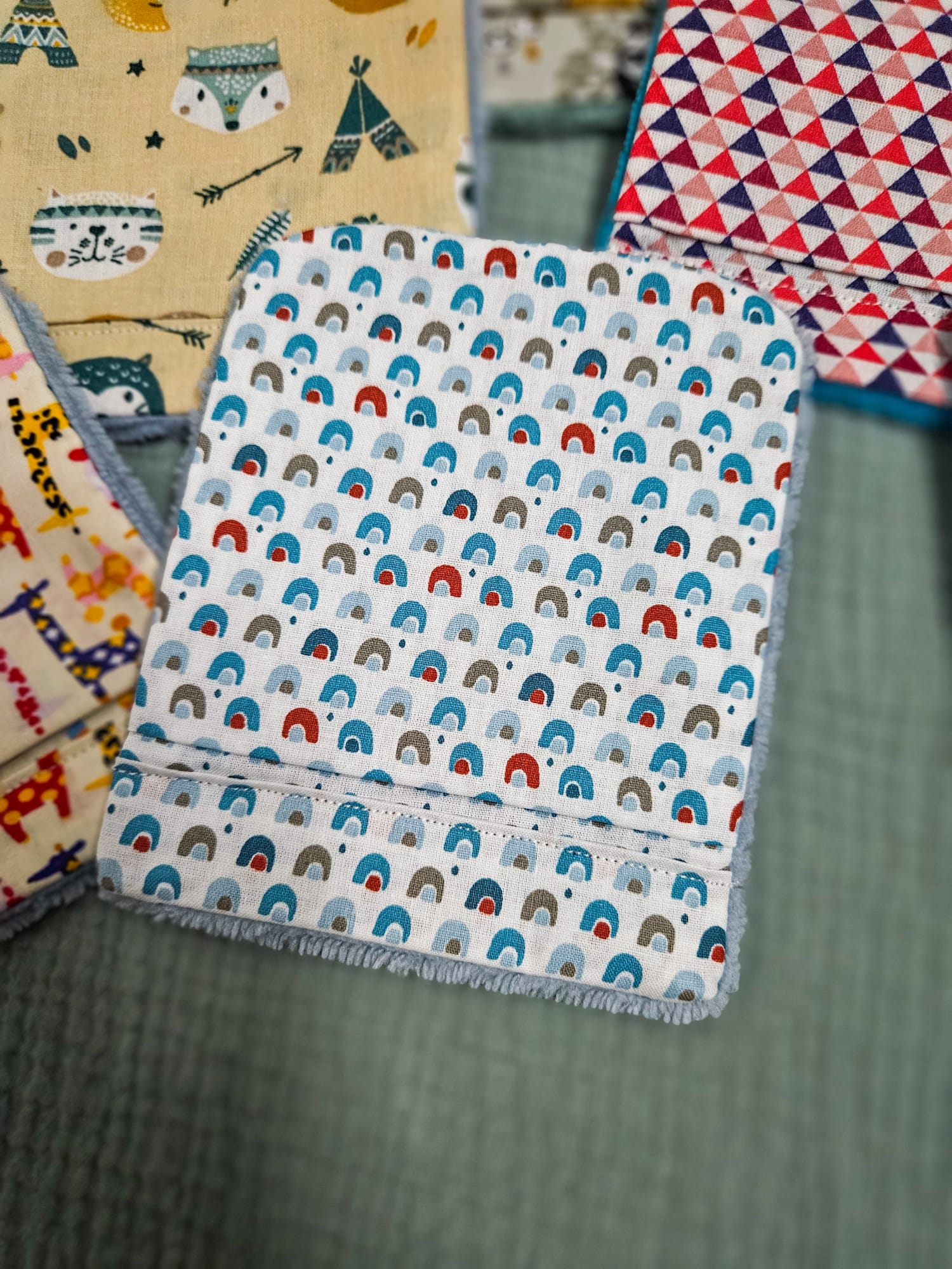 Gant de toilette avec tissu motifs "arches bleues" et éponge bleu paon – modèle Tata Créa