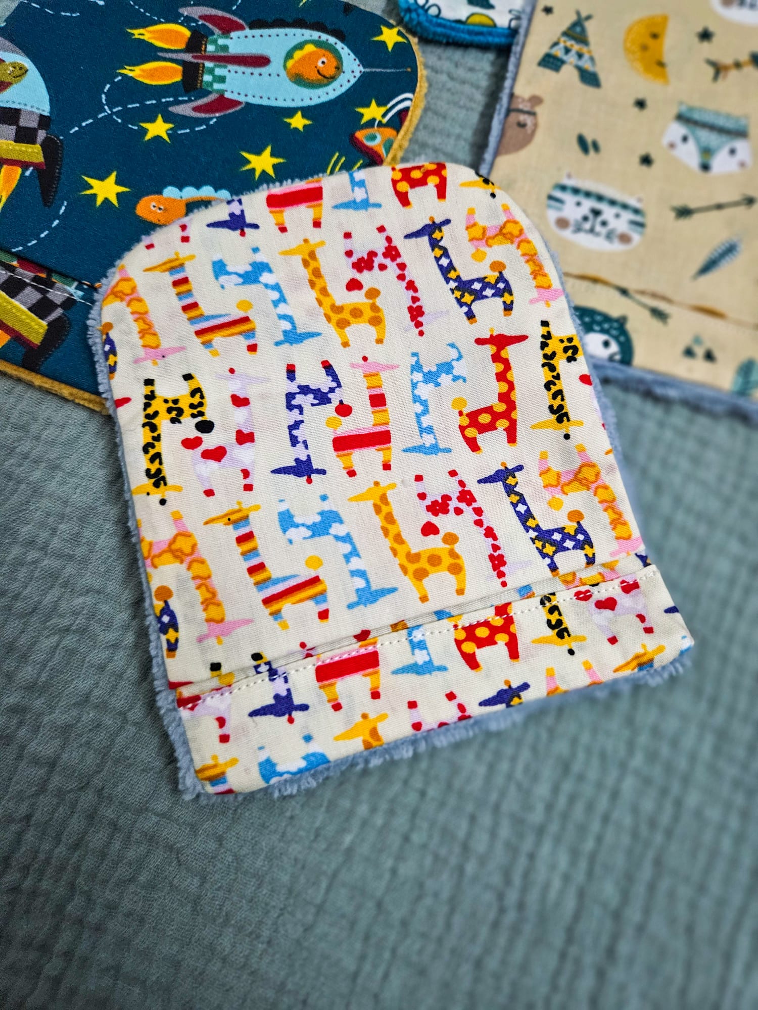 Gant de toilette avec tissu motifs "girafes" et éponge bleu paon – modèle Tata Créa