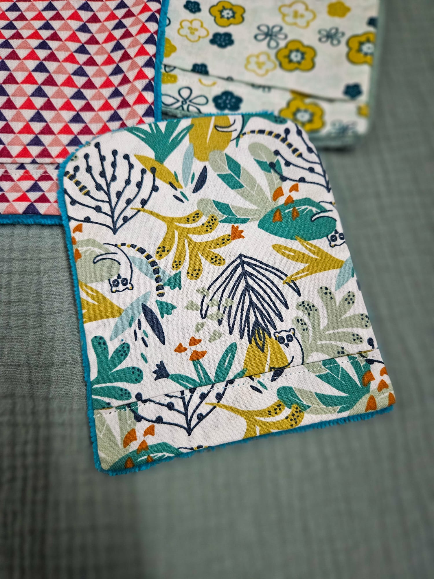 Gant de toilette avec tissu motifs "lémuriens bleus" et éponge bleu lagon – modèle Tata Créa