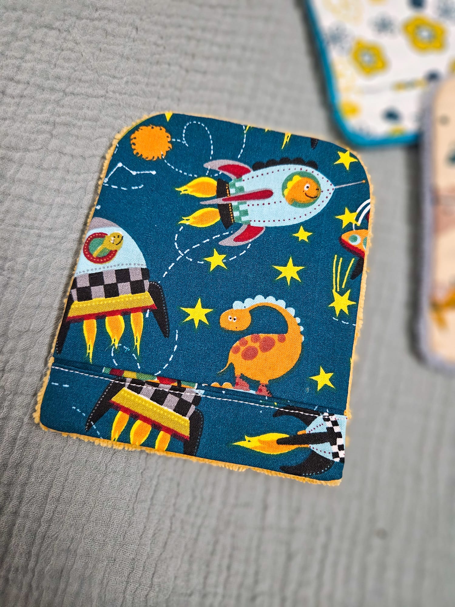 Gant de toilette avec tissu motifs "dinosaures de l'espace" et éponge ocre – modèle Tata Créa