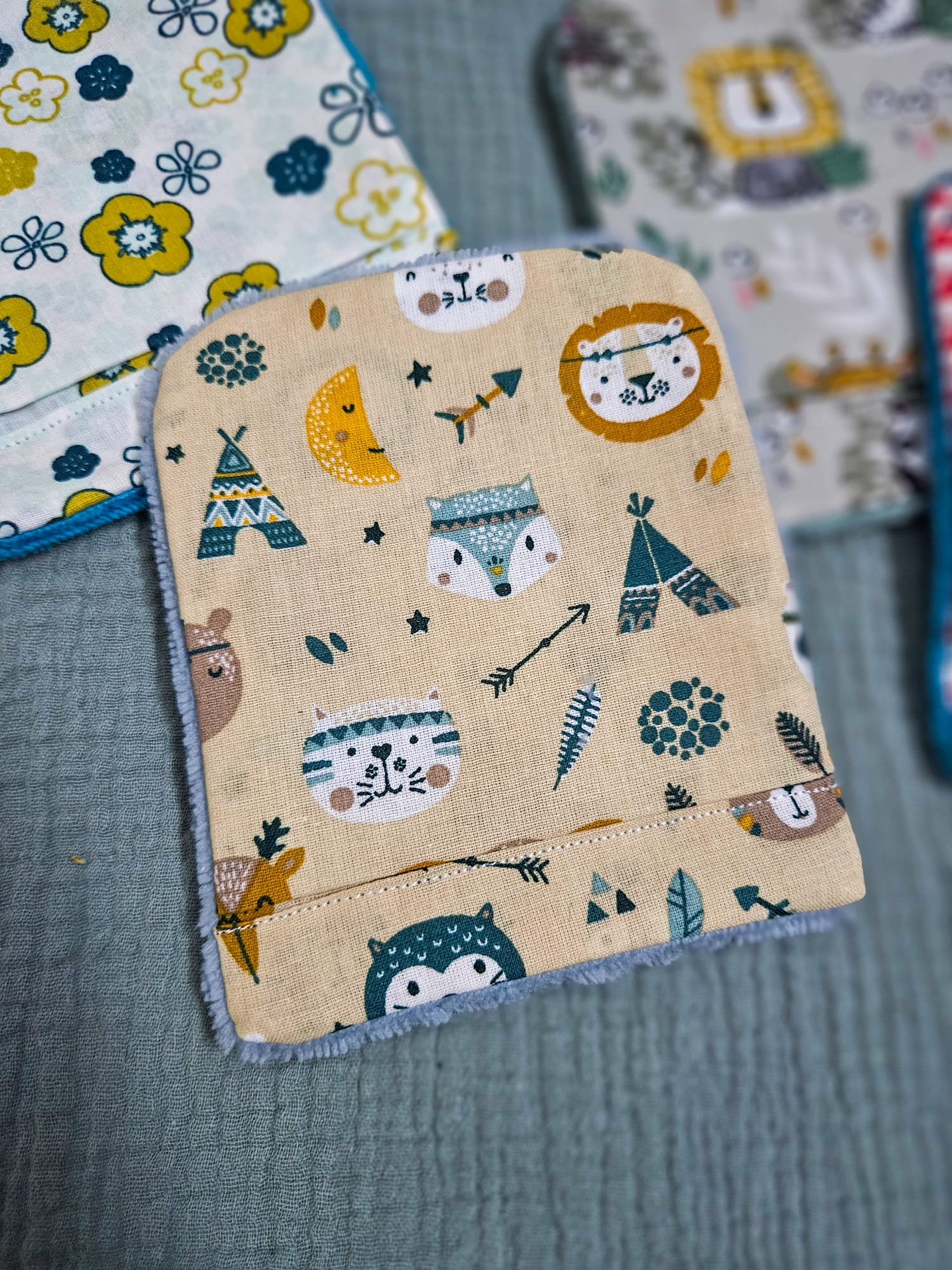 Gant de toilette avec tissu motifs "animaux indiens" et éponge bleu paon – modèle Tata Créa