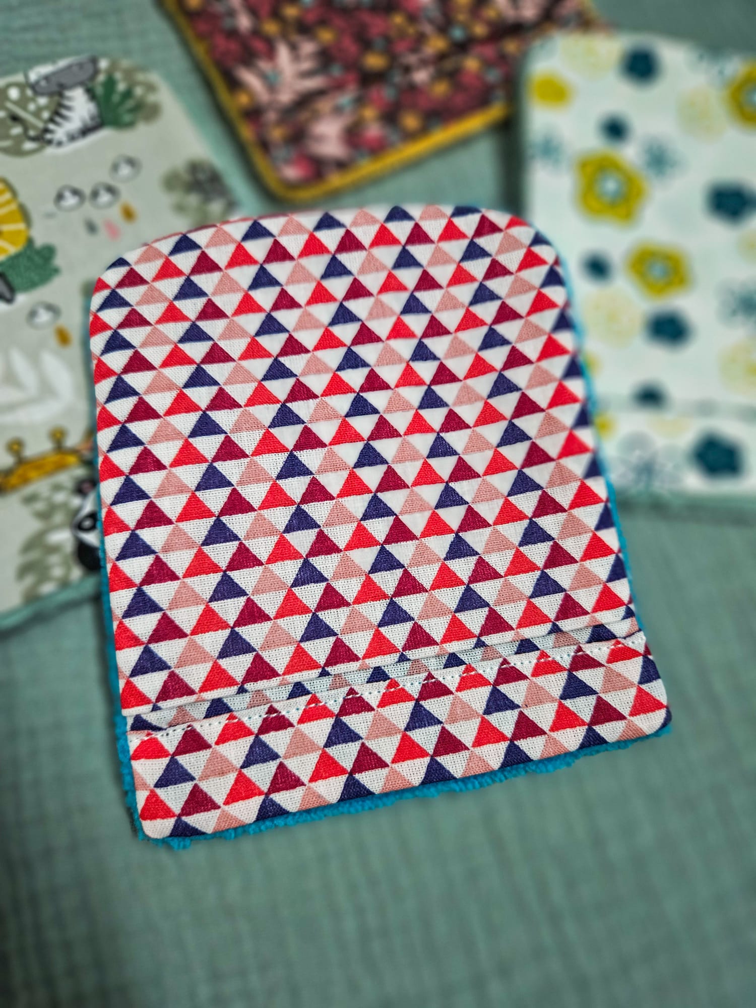Gant de toilette avec tissu motifs "minis triangles roses" et éponge bleu lagon – modèle Tata Créa