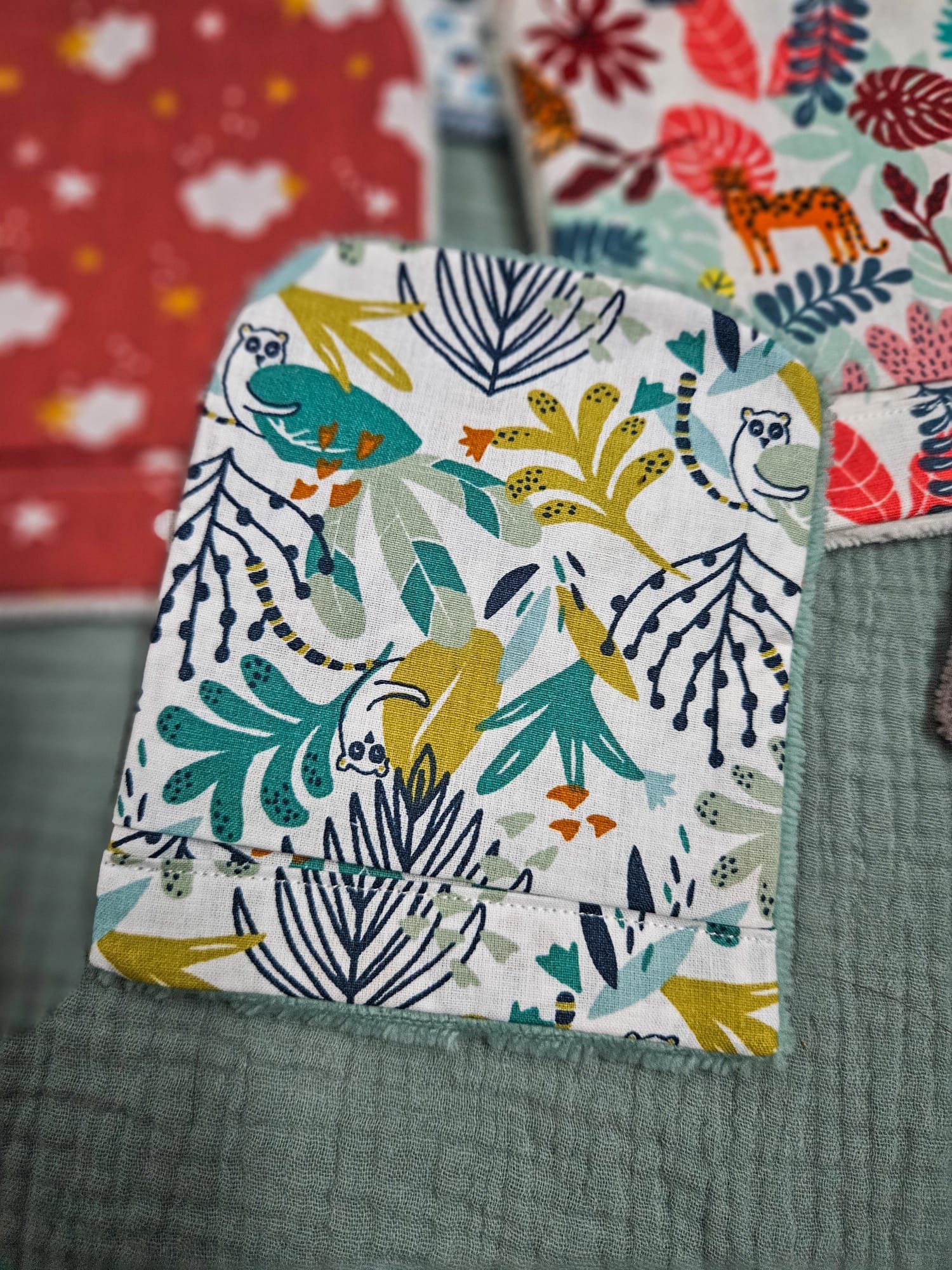 Gant de toilette avec tissu motifs "lémuriens bleus" et éponge vert tilleul – modèle Tata Créa
