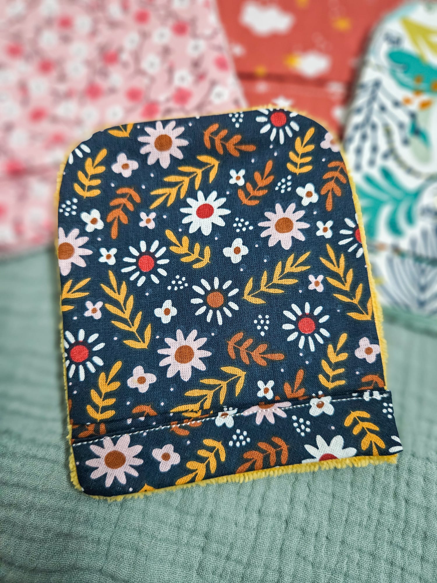 Gant de toilette avec tissu motifs "fleurs de la prairie" et éponge ocre – modèle Tata Créa