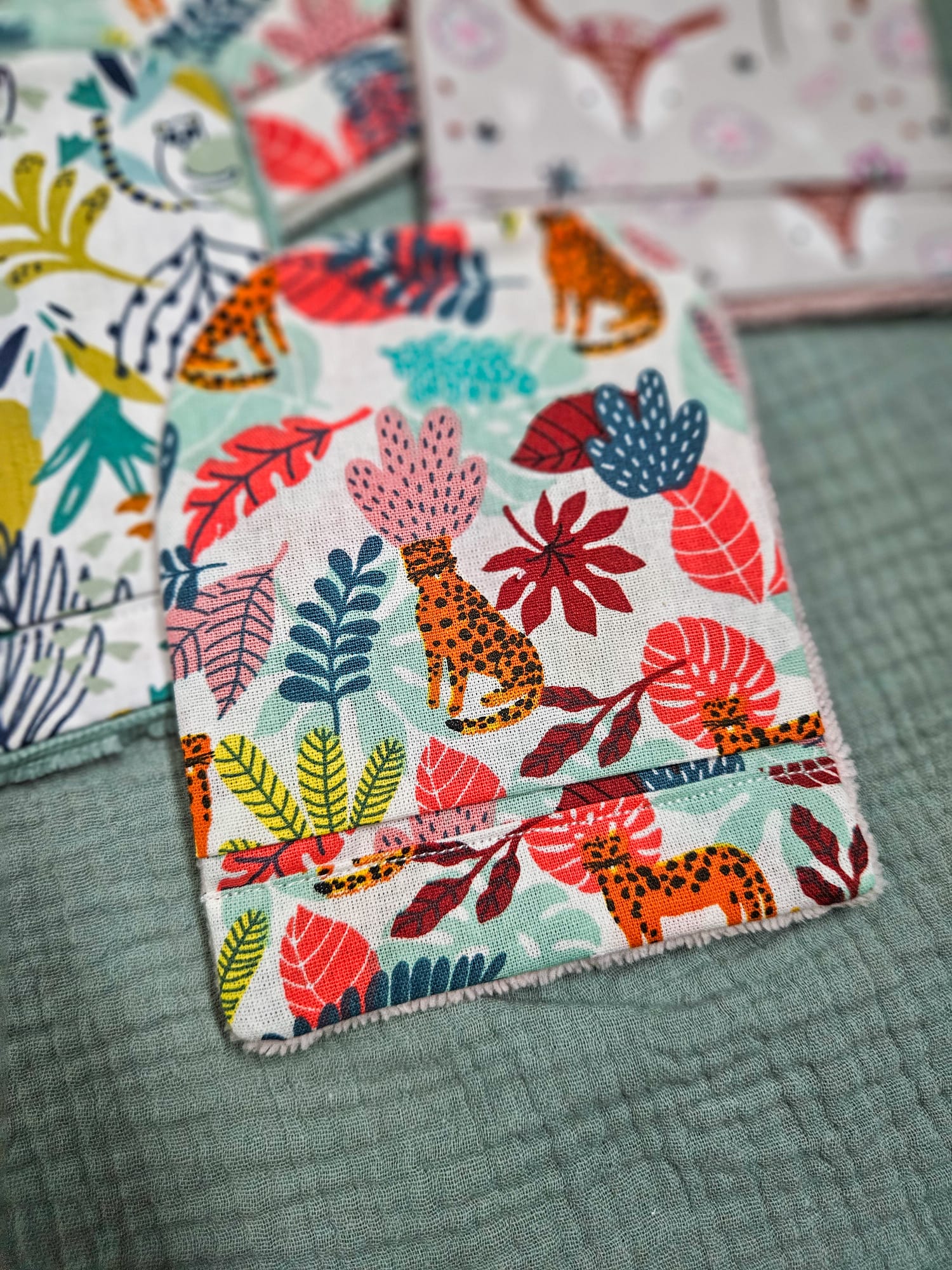 Gant de toilette avec tissu motifs "léopard fleuri" et éponge rose poudré – modèle Tata Créa