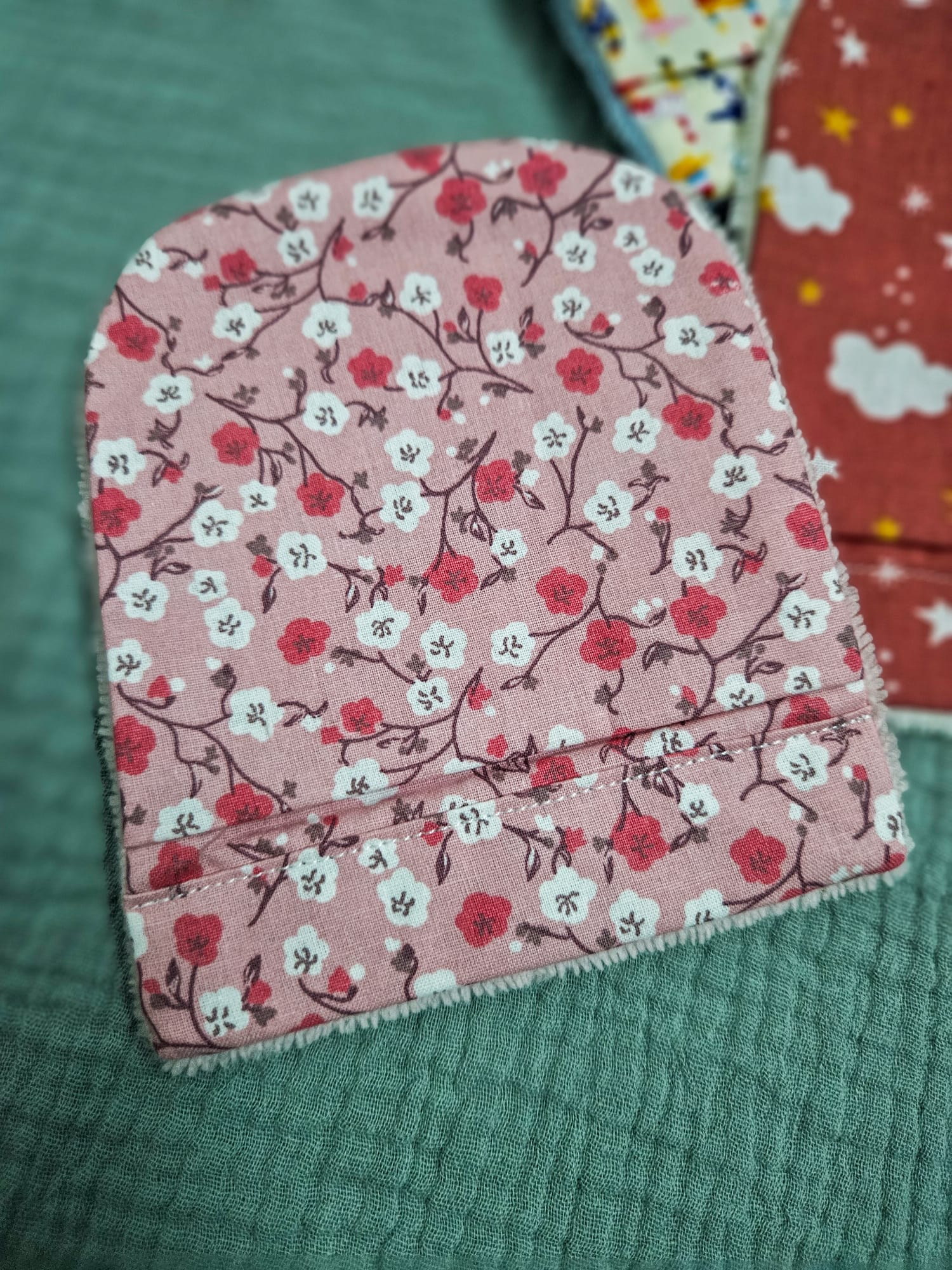 Gant de toilette avec tissu motifs "fleurs roses" et éponge rose poudré – modèle Tata Créa