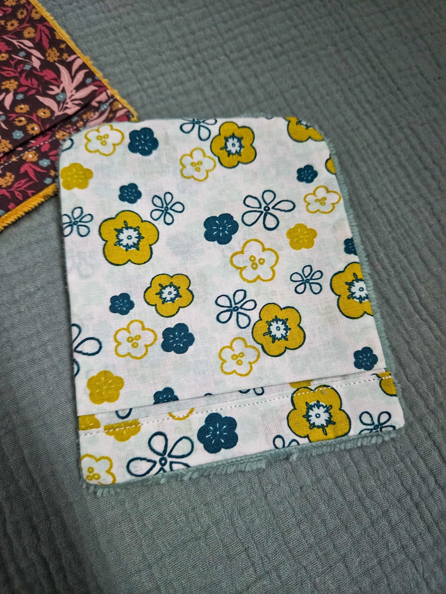 Gant de toilette avec tissu motifs "sakura blanc" et éponge vert tilleul – modèle Tata Créa