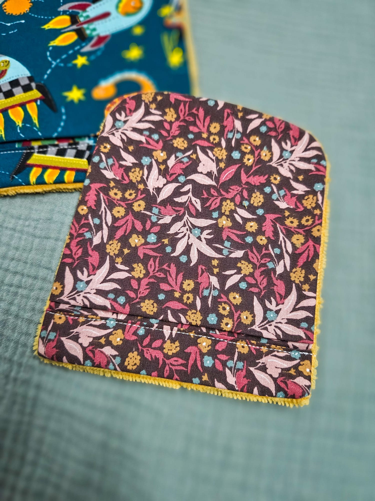 Gant de toilette avec tissu motifs "kimia vieux rose" et éponge ocre – modèle Tata Créa