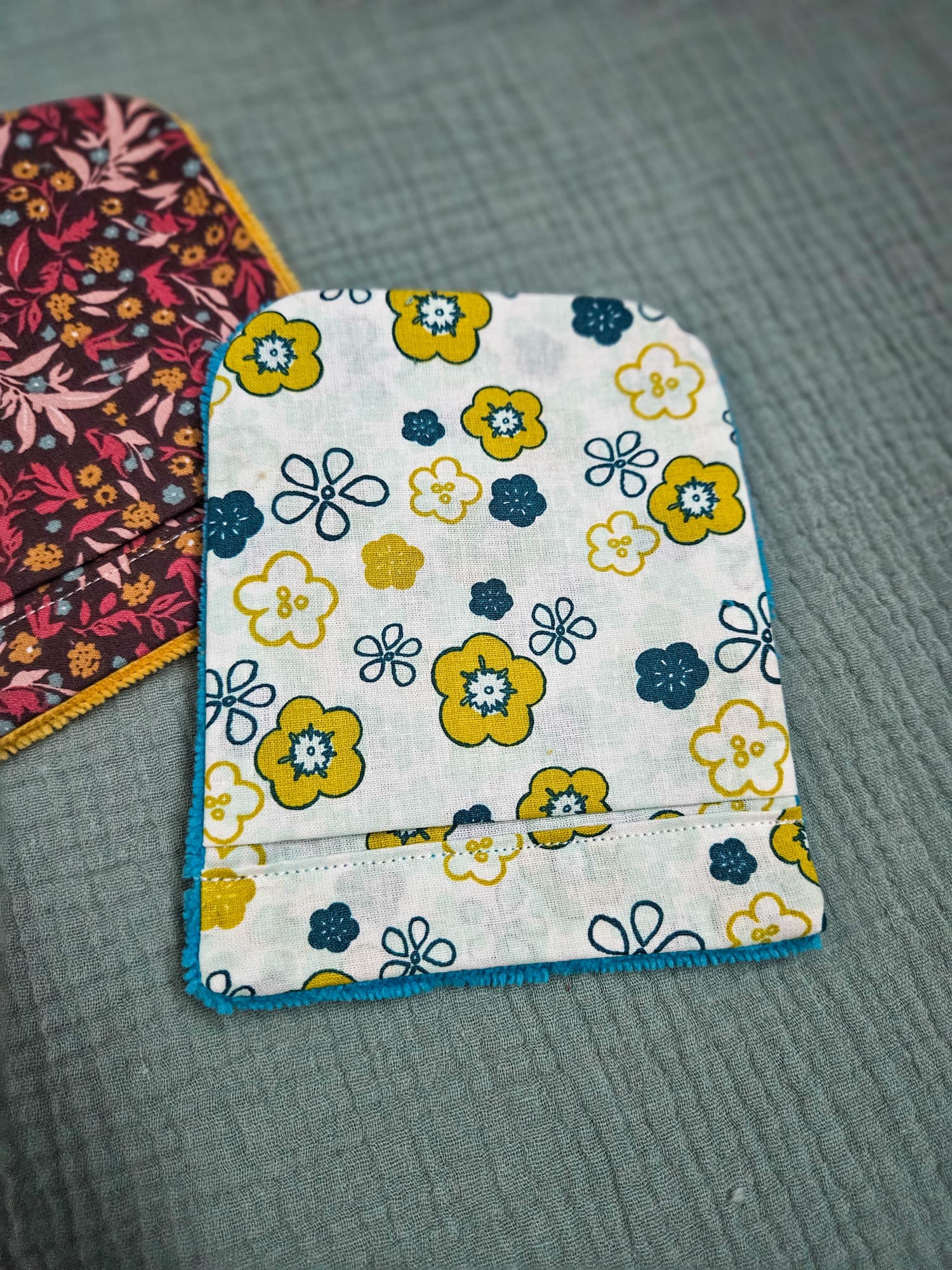 Gant de toilette avec tissu motifs "sakura blanc" et éponge bleu lagon – modèle Tata Créa