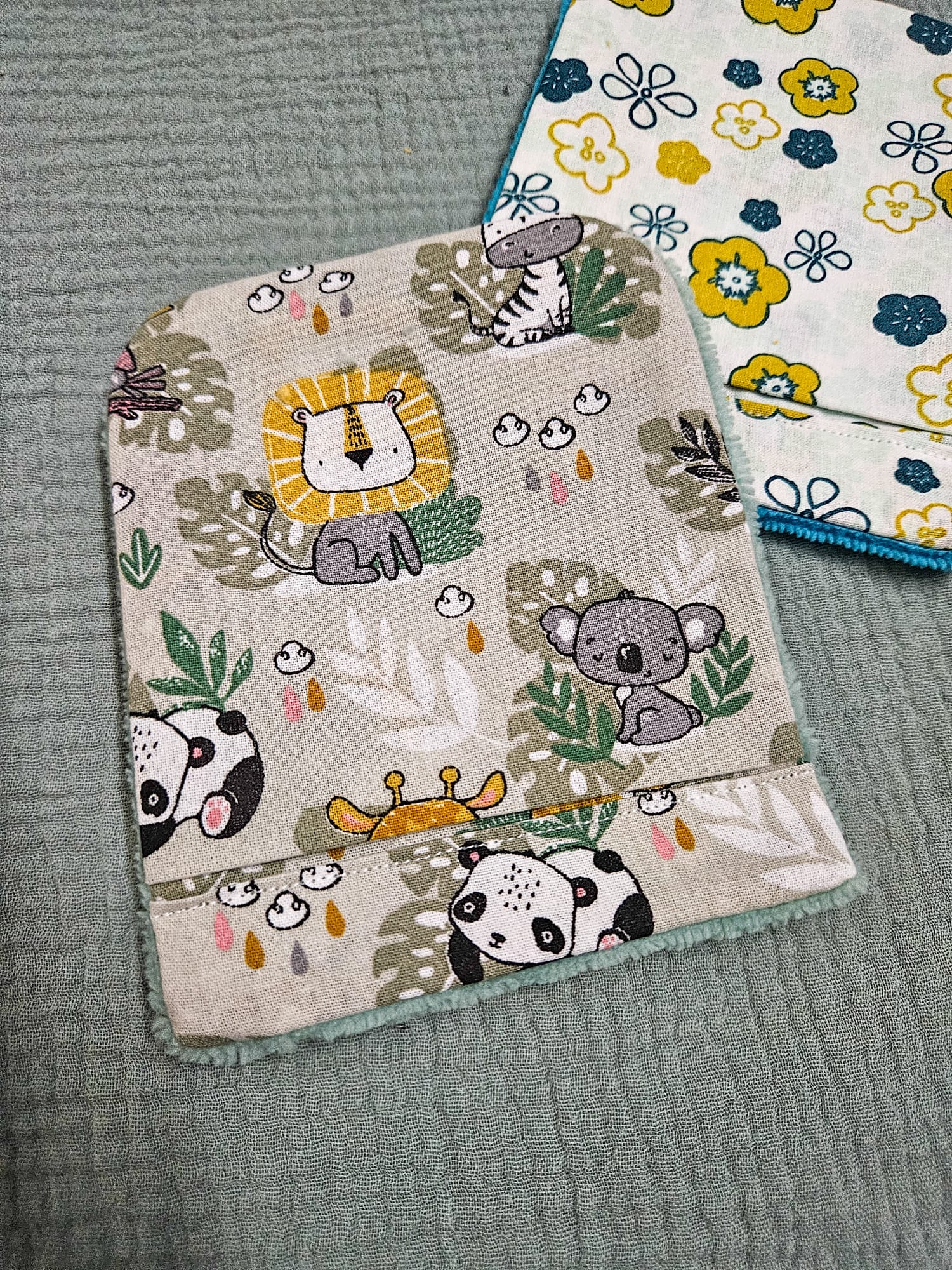 Gant de toilette avec tissu motifs "savane beige" et éponge vert tilleul – modèle Tata Créa
