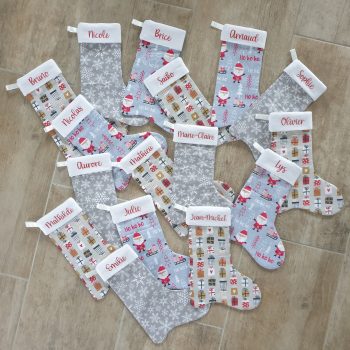Lot de 16 bottes de Noël personnalisées aux prénoms des membres de la famille, cousues dans 3 tissus de Noël différents – modèle Tata Créa