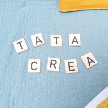 Lettres de scrabble qui écrivent "Tata créa"