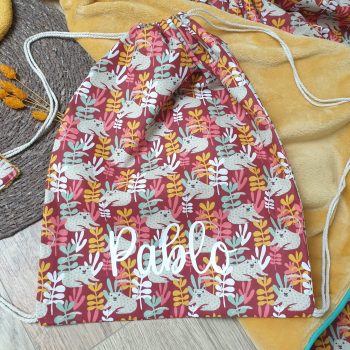 Sac pochon à coulisses personnalisé au prénom de Pablo, tissu aux motifs animaux sur fond rouge – modèle Tata Créa